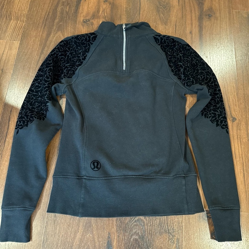 LULULEMON WOMEN'S FLORAL FLOCK PULLOVER LONG SLEEVE TERRY BLACK WOMEN'S SIZE 6